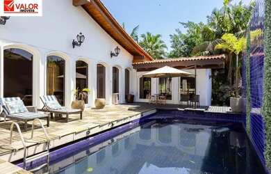 Imagem: A casa possui 4 Dormitórios, 4 Banheiros, 5 Vagas na garagem