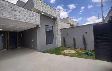 Imagem: A casa à venda possui 3 Dormitórios, 3 Banheiros, 1 Vaga na