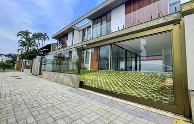 Imagem: A casa possui 3 Dormitórios, 4 Banheiros, 2 Vagas na garagem