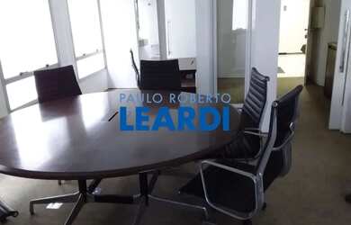 Imagem: O depósito possui 1 Vaga na garagem e 47m² de Área e está