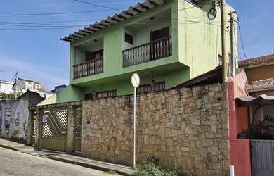 Imagem: A casa possui 3 Dormitórios, 5 Banheiros, 3 Vagas na garagem