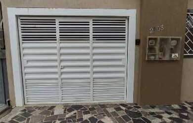 Imagem: A casa possui 2 Dormitórios, 1 Banheiro e 1 Vaga na garagem