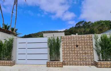 Imagem: A casa possui 1 Dormitório, 2 Banheiros, 2 Vagas na garagem