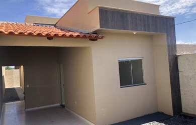 Imagem: A casa possui 2 Dormitórios, 2 Banheiros, 3 Vagas na garagem