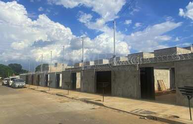 Imagem: A casa à venda possui 2 Dormitórios, 2 Banheiros, 2 Vagas