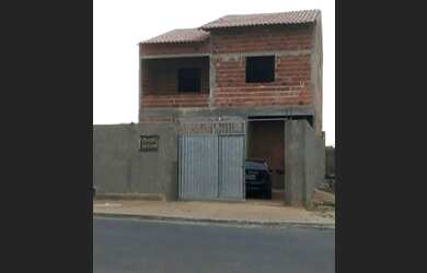 Imagem: A casa possui 3 Dormitórios, 3 Banheiros, 2 Vagas na garagem