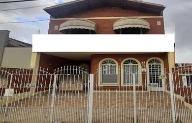 Imagem: A casa possui 5 Dormitórios, 4 Banheiros, 2 Vagas na garagem