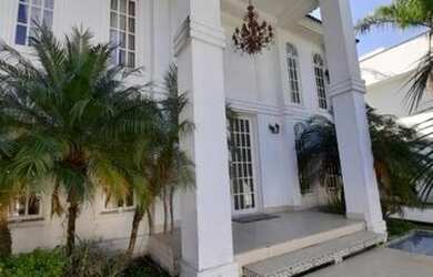 Imagem: A casa em condomínio para alugar possui 5 Dormitórios, 3 Banheiros