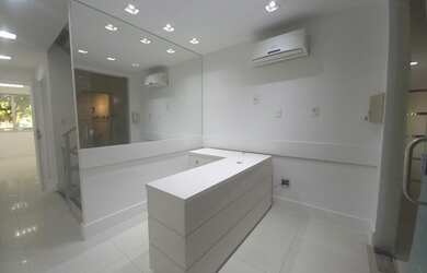 Imagem: O depósito possui 1 Vaga na garagem, 100m² de Área e está