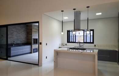 Imagem: A casa em condomínio possui 3 Dormitórios, 2 Banheiros, 4