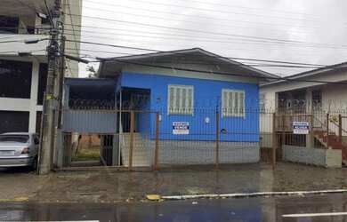 Imagem: A casa possui 4 Dormitórios, 2 Banheiros, 2 Vagas na garagem