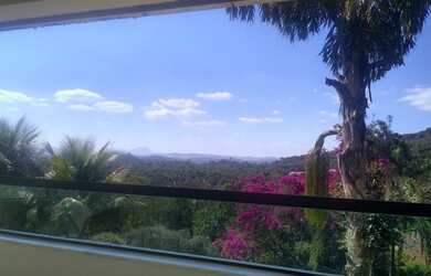 Imagem: A casa possui 4 Dormitórios, 5 Banheiros, 4 Vagas na garagem