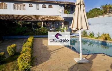 Imagem: A casa possui 5 Dormitórios, 3 Banheiros, 3 Vagas na garagem