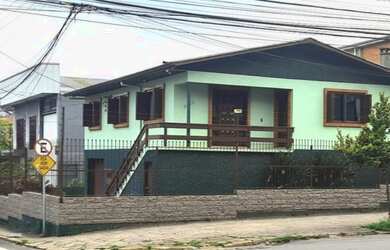 Imagem: A casa possui 3 Dormitórios, 2 Banheiros, 1 Vaga na garagem