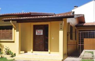 Imagem: A casa possui 3 Dormitórios, 1 Banheiro, 1 Vaga na garagem