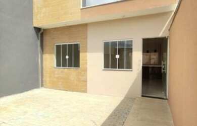 Imagem: A casa possui 3 Dormitórios, 2 Banheiros, 2 Vagas na garagem