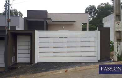 Imagem: A casa possui 3 Dormitórios, 1 Banheiro, 2 Vagas na garagem