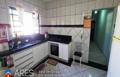 Imagem: A casa à venda possui 2 Dormitórios, 2 Banheiros, 2 Vagas