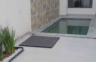 Imagem: A casa possui 3 Dormitórios, 2 Banheiros, 2 Vagas na garagem