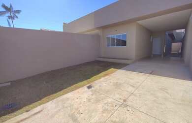 Imagem: A casa possui 3 Dormitórios, 2 Banheiros, 1 Vaga na garagem