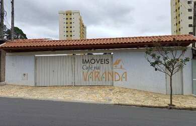 Imagem: A casa possui 3 Dormitórios, 1 Banheiro, 2 Vagas na garagem