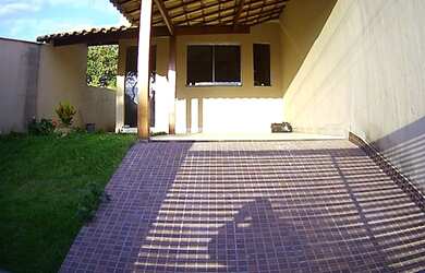 Imagem: A casa possui 3 Dormitórios, 2 Banheiros, 2 Vagas na garagem