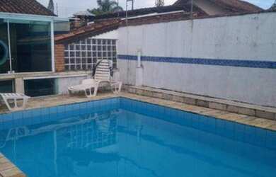 Imagem: A casa possui 3 Dormitórios, 3 Banheiros, 4 Vagas na garagem