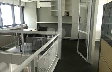 Imagem: O depósito possui 4 Vagas na garagem e 121m² de Área e está