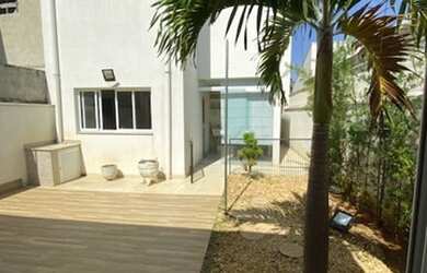 Imagem: A casa possui 3 Dormitórios, 2 Banheiros, 3 Vagas na garagem