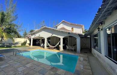 Imagem: A casa em condomínio possui 5 Dormitórios, 5 Banheiros, 445m²