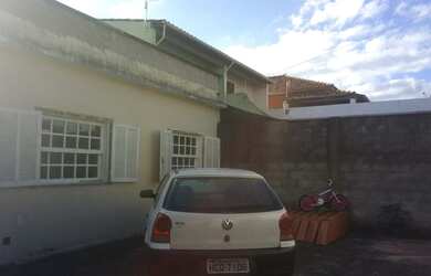 Imagem: A casa possui 3 Dormitórios, 1 Banheiro, 1 Vaga na garagem