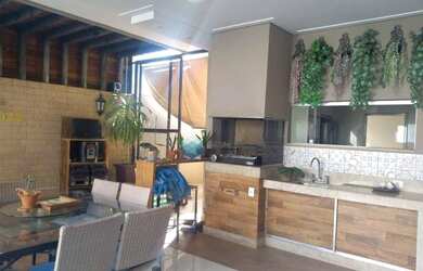 Imagem: A casa em condomínio possui 4 Dormitórios, 5 Banheiros, 4