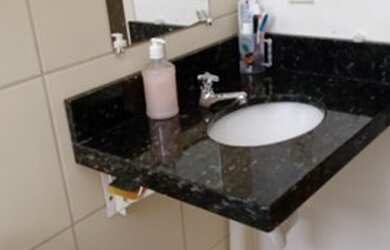 Imagem: O apartamento possui 2 Dormitórios, 1 Banheiro, 1 Vaga na garagem