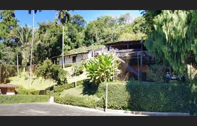 Imagem: A casa possui 5 Dormitórios, 5 Banheiros, 5 Vagas na garagem