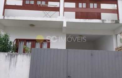 Imagem: A casa possui 3 Dormitórios, 1 Banheiro, 1 Vaga na garagem