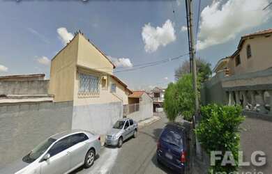 Imagem: A casa possui 4 Dormitórios, 1 Banheiro, 3 Vagas na garagem