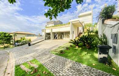 Imagem: A casa possui 3 Dormitórios, 5 Banheiros, 5 Vagas na garagem