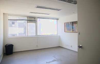 Imagem: O depósito possui 3 Vagas na garagem, 250m² de Área e está