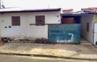 Imagem: A casa possui 1 Dormitório, 1 Banheiro, 1 Vaga na garagem