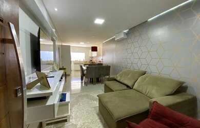 Imagem: A casa possui 3 Dormitórios, 2 Banheiros, 3 Vagas na garagem