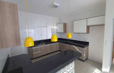 Imagem: A casa possui 3 Dormitórios, 2 Banheiros, 2 Vagas na garagem