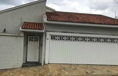 Imagem: A casa possui 3 Dormitórios, 2 Banheiros, 4 Vagas na garagem