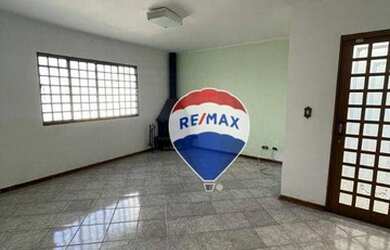 Imagem: A casa possui 3 Dormitórios, 3 Banheiros, 4 Vagas na garagem