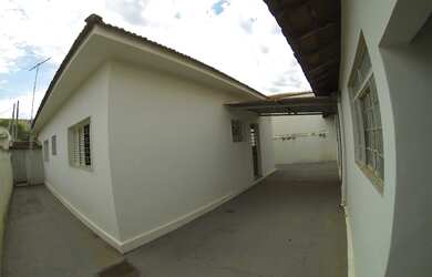 Imagem: A casa possui 3 Dormitórios, 2 Banheiros, 2 Vagas na garagem