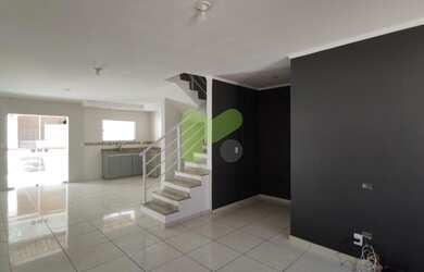 Imagem: A casa possui 2 Dormitórios, 3 Banheiros, 1 Vaga na garagem