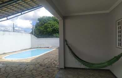 Imagem: A casa possui 3 Dormitórios, 2 Banheiros, 5 Vagas na garagem