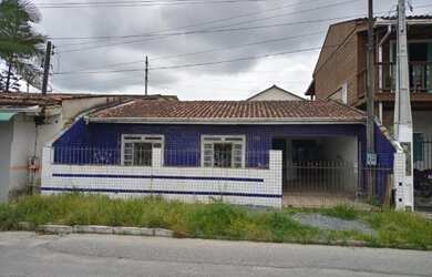 Imagem: A casa possui 2 Dormitórios, 1 Banheiro, 2 Vagas na garagem