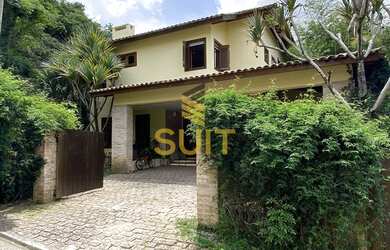 Imagem: A casa possui 3 Dormitórios, 5 Banheiros, 3 Vagas na garagem