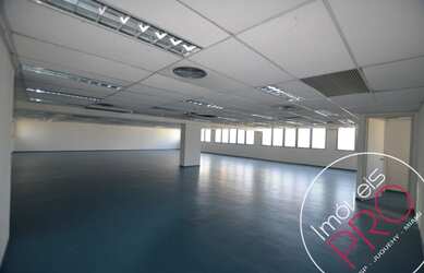 Imagem: O depósito possui 5 Vagas na garagem, 10.975m² de Área e