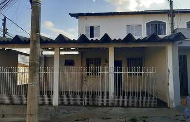 Imagem: A casa possui 5 Dormitórios, 3 Banheiros, 3 Vagas na garagem